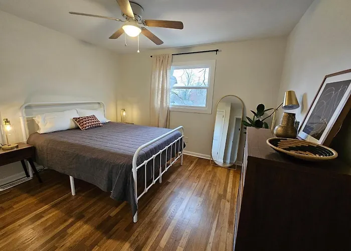 Clintonville Charmer - Central, Arcade, Selfie * Columbus